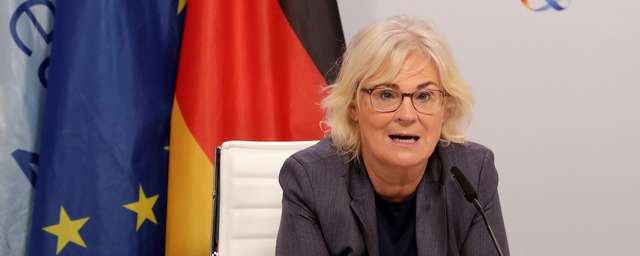 В Германии оппозиция потребовала отставки министра обороны Ламбрехт